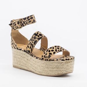 QUPID Size W8 Cheetah Flatform 3 Strap Sandals